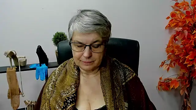 Snapshot of IrisDream chatting on 01.21.25 IrisDream online show from 01.21.25