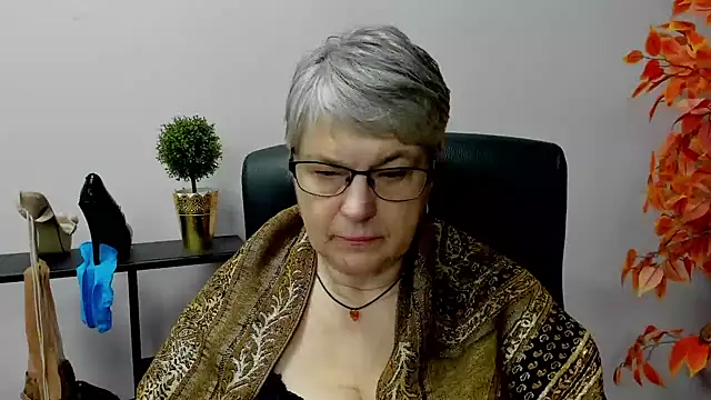 Snapshot of IrisDream chatting on 01.23.25 IrisDream online show from 01.23.25