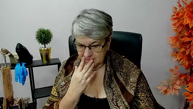 Snapshot of IrisDream chatting on 01.28.25 IrisDream online show from 01.28.25