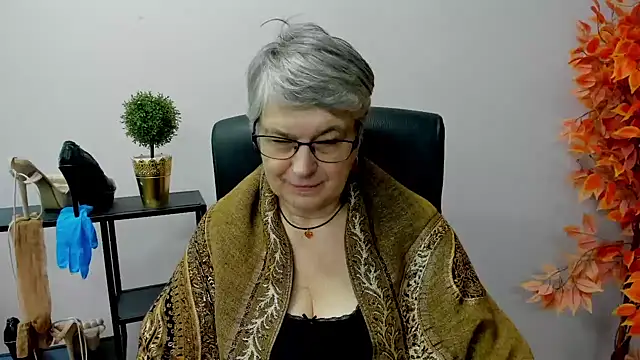 Snapshot of IrisDream chatting on 01.28.25 IrisDream online show from 01.28.25