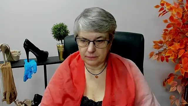 Snapshot of IrisDream chatting on 02.04.25 IrisDream online show from 02.04.25