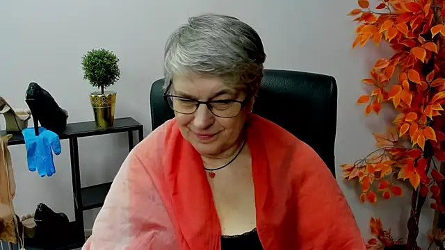 Snapshot of IrisDream chatting on 02.05.25 IrisDream online show from 02.05.25