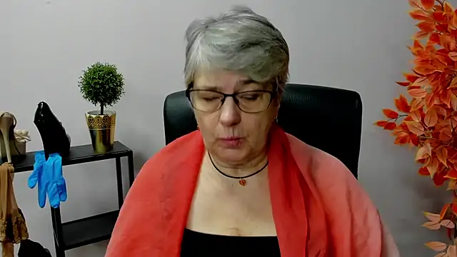 Snapshot of IrisDream chatting on 02.07.25 IrisDream online show from 02.07.25