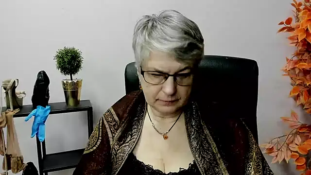 Snapshot of IrisDream chatting on 02.12.25 IrisDream online show from 02.12.25