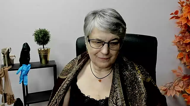 Snapshot of IrisDream chatting on 02.12.25 IrisDream online show from 02.12.25