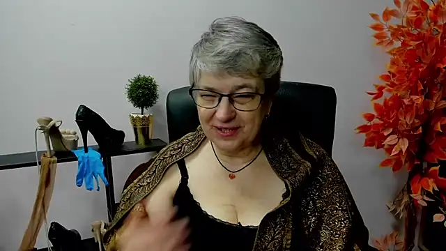 Snapshot of IrisDream chatting on 02.13.25 IrisDream online show from 02.13.25