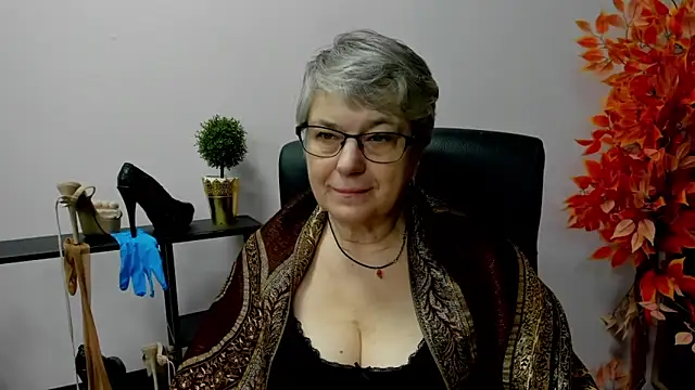 Snapshot of IrisDream chatting on 02.13.25 IrisDream online show from 02.13.25