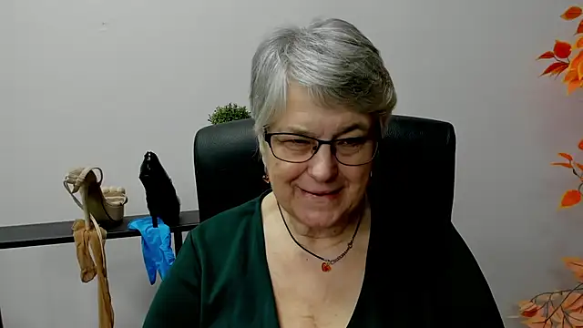 Snapshot of IrisDream chatting on 02.14.25 IrisDream online show from 02.14.25