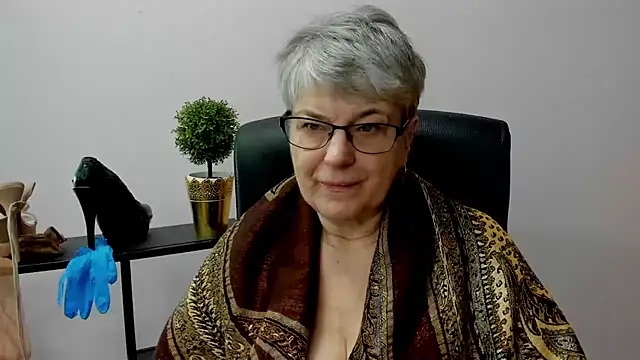 Snapshot of IrisDream chatting on 02.17.25 IrisDream online show from 02.17.25