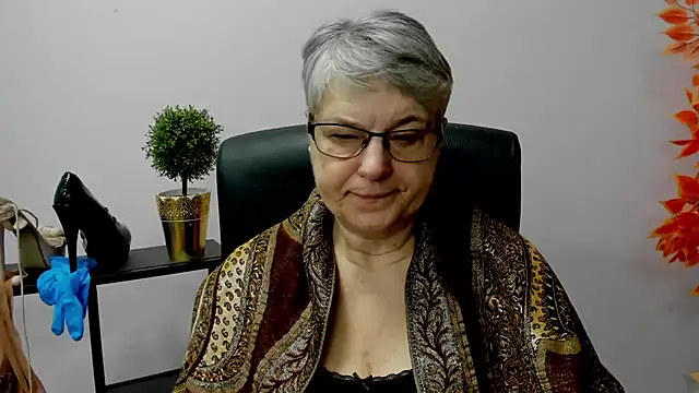 Snapshot of IrisDream chatting on 02.18.25 IrisDream online show from 02.18.25