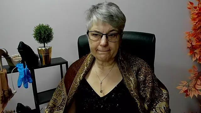 Snapshot of IrisDream chatting on 02.21.25 IrisDream online show from 02.21.25