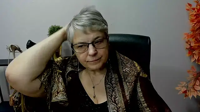 Snapshot of IrisDream chatting on 02.21.25 IrisDream online show from 02.21.25