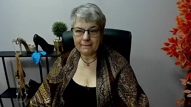 Snapshot of IrisDream chatting on 02.24.25 IrisDream online show from 02.24.25