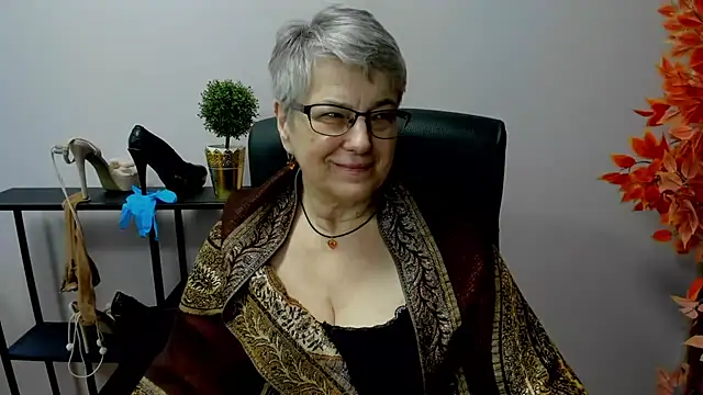 Snapshot of IrisDream chatting on 02.24.25 IrisDream online show from 02.24.25