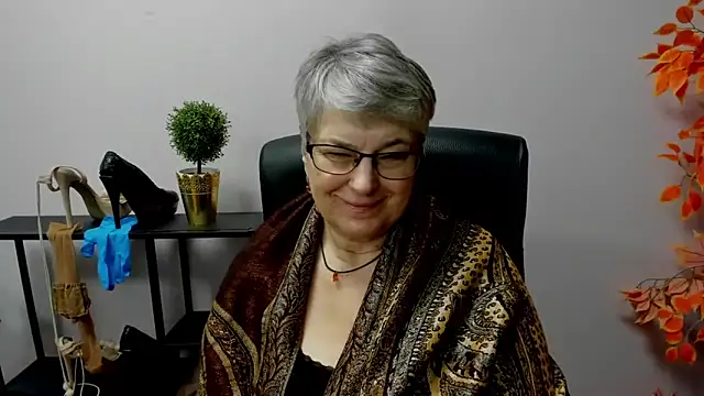 Snapshot of IrisDream chatting on 02.26.25 IrisDream online show from 02.26.25