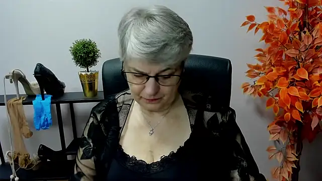 Snapshot of IrisDream chatting on 03.03.25 IrisDream online show from 03.03.25