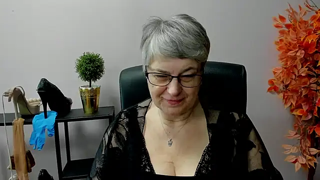 Snapshot of IrisDream chatting on 03.04.25 IrisDream online show from 03.04.25