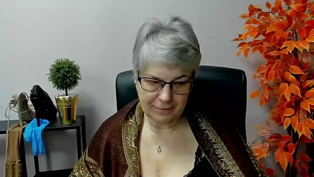 Snapshot of IrisDream chatting on 03.13.25 IrisDream online show from 03.13.25