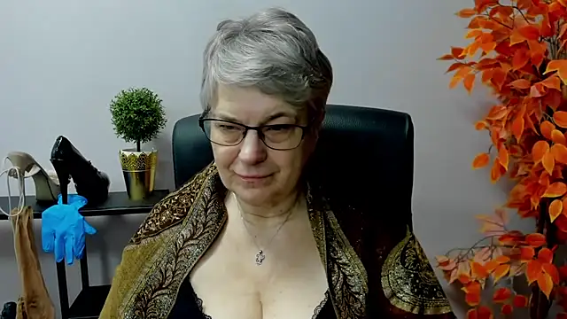 Snapshot of IrisDream chatting on 03.14.25 IrisDream online show from 03.14.25