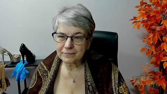 Snapshot of IrisDream chatting on 03.14.25 IrisDream online show from 03.14.25