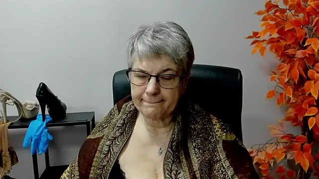 Snapshot of IrisDream chatting on 03.14.25 IrisDream online show from 03.14.25