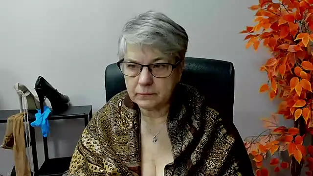 Snapshot of IrisDream chatting on 03.17.25 IrisDream online show from 03.17.25