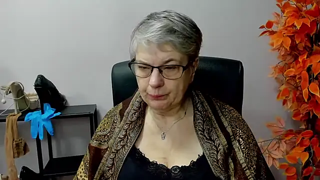 Snapshot of IrisDream chatting on 03.18.25 IrisDream online show from 03.18.25