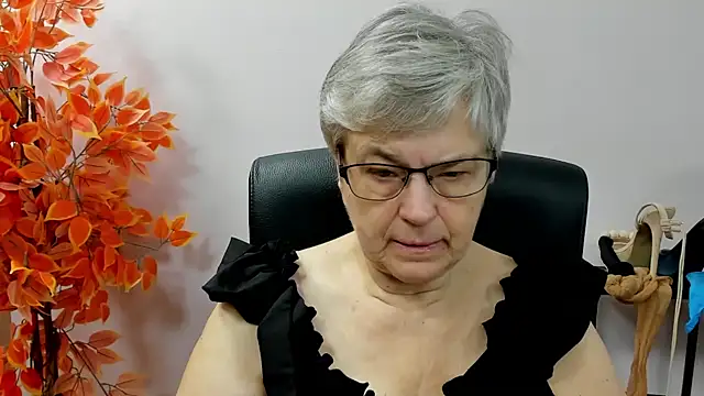 Snapshot of IrisDream chatting on 09.17.25 IrisDream online show from 09.17.25