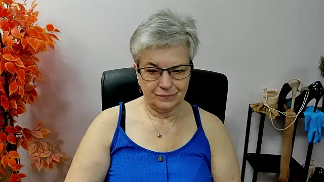 Snapshot of IrisDream chatting on 10.07.25 IrisDream online show from 10.07.25