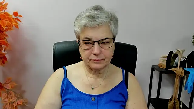 Snapshot of IrisDream chatting on 10.13.25 IrisDream online show from 10.13.25