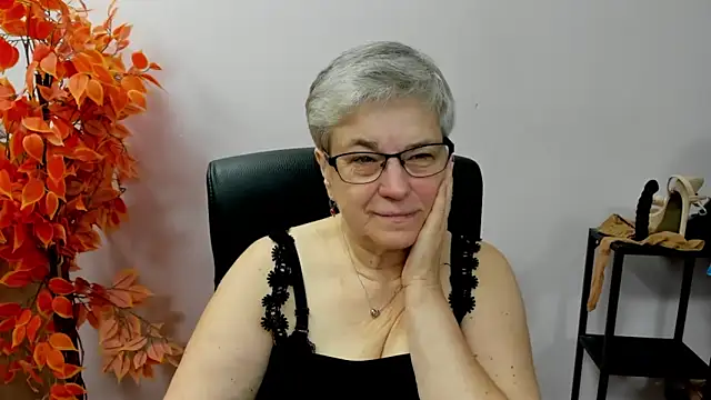 Snapshot of IrisDream chatting on 10.15.25 IrisDream online show from 10.15.25