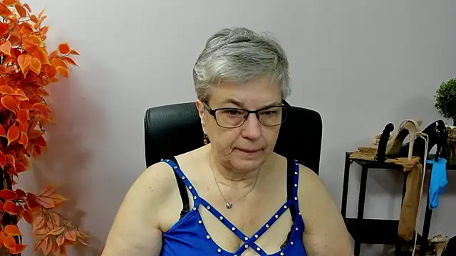 Snapshot of IrisDream chatting on 10.21.25 IrisDream online show from 10.21.25