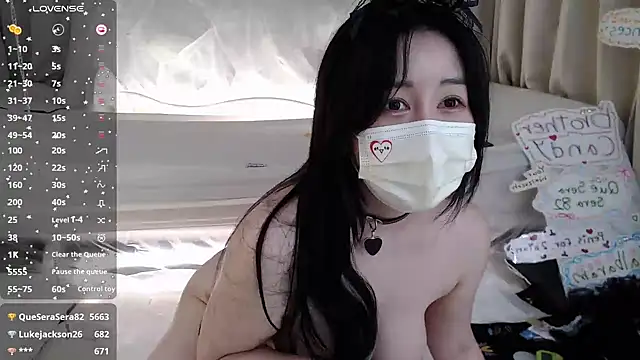 Snapshot of 2hyun chatting on 03.14.25 2hyun online show from 03.14.25