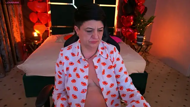 Snapshot of MilaSkyy chatting on 02.22.25 MilaSkyy online show from 02.22.25