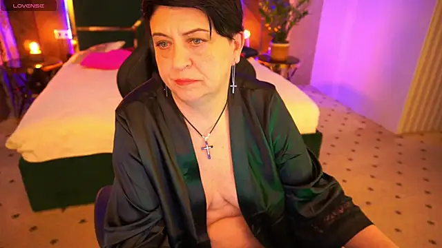 Snapshot of MilaSkyy chatting on 03.10.25 MilaSkyy online show from 03.10.25