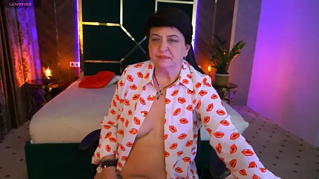 Snapshot of MilaSkyy chatting on 03.19.25 MilaSkyy online show from 03.19.25