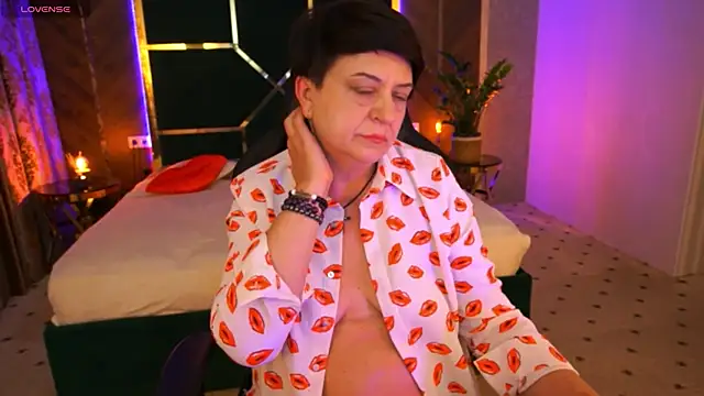 Snapshot of MilaSkyy chatting on 03.20.25 MilaSkyy online show from 03.20.25