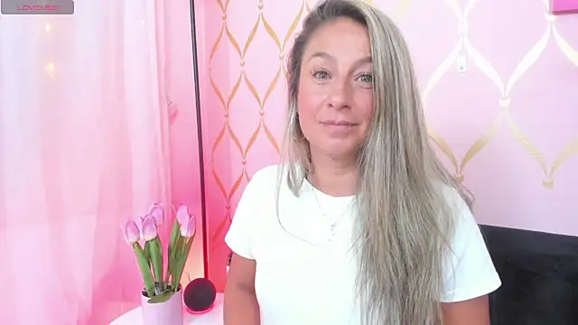 Snapshot of ladylians chatting on 01.08.25 ladylians online show from 01.08.25