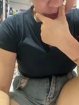 Snapshot of Cesywet chatting on 09.21.25 Cesywet online show from 09.21.25