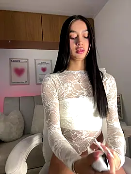 maddy bronw  online show from 11.04.25