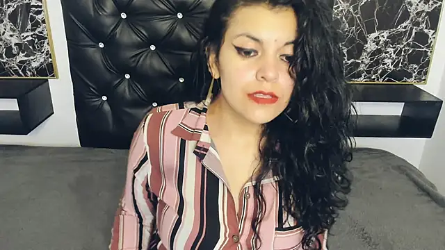 Snapshot of scarlett_w0lf chatting on 02.05.25 scarlett w0lf online show from 02.05.25