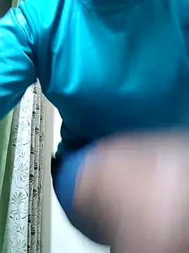 Snapshot of Wild-Honey chatting on 02.28.25 Wild-Honey online show from 02.28.25