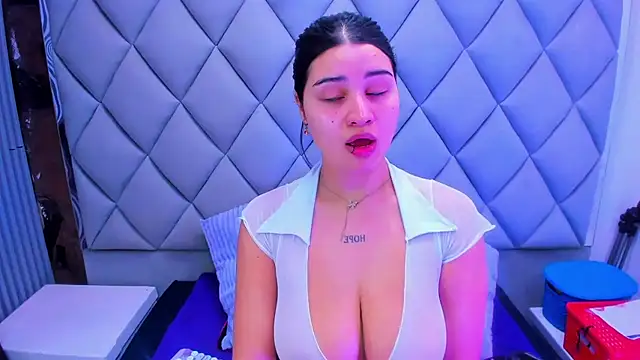 venusowen  online show from 11.08.25