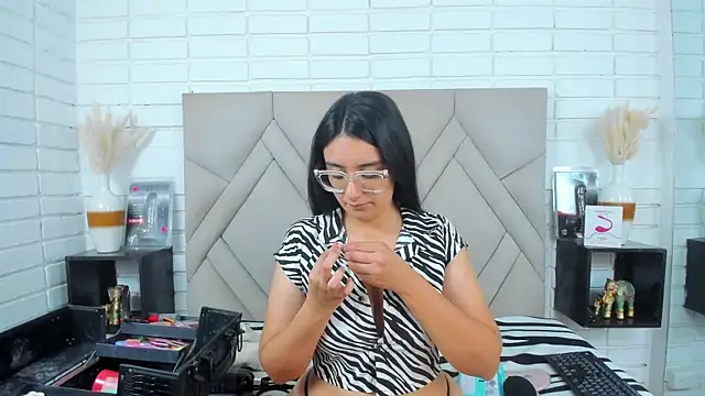 Isis Osman online show from 09.20.25