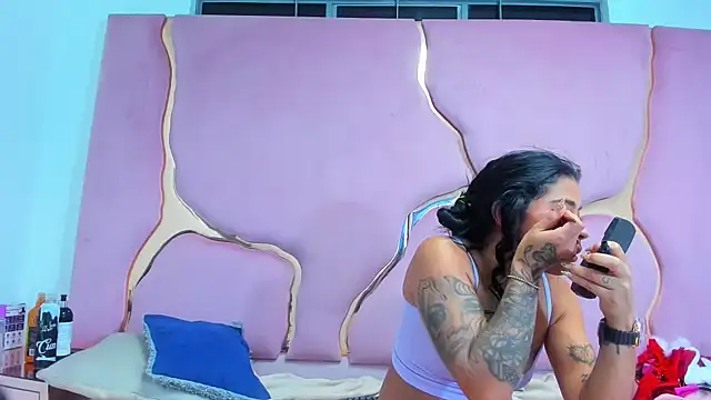 Snapshot of MelissaAndZeuss chatting on 12.31.24 MelissaAndZeuss online show from 12.31.24