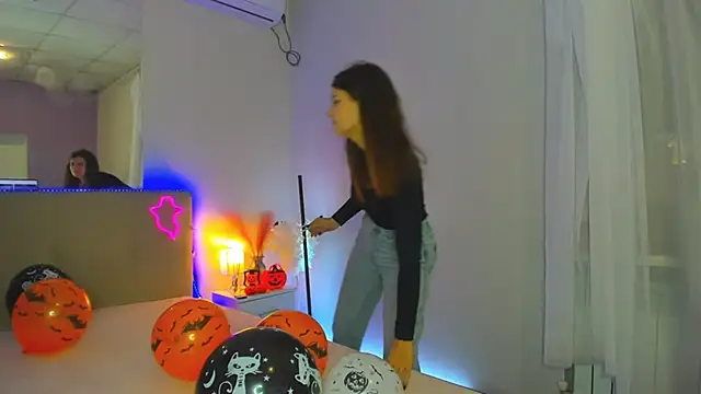 Laura Leee online show from 10.23.25