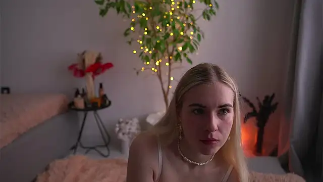 Snapshot of lorrie_love_story chatting on 09.14.25 lorrie love story online show from 09.14.25