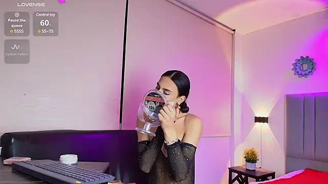 Snapshot of Chloe_Cherry21 chatting on 02.01.25 Chloe Cherry21 online show from 02.01.25