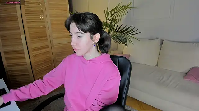 Snapshot of Belle_Via chatting on 02.28.25 Belle Via online show from 02.28.25
