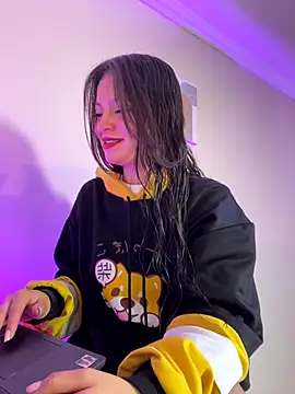 LucyEvans  online show from 11.04.25